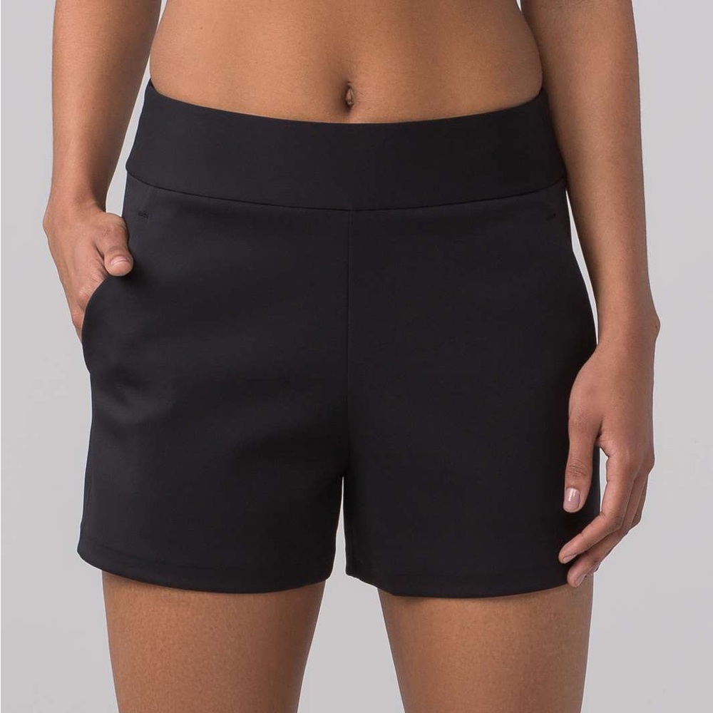 Lululemon Shaped Short size 8 + bag